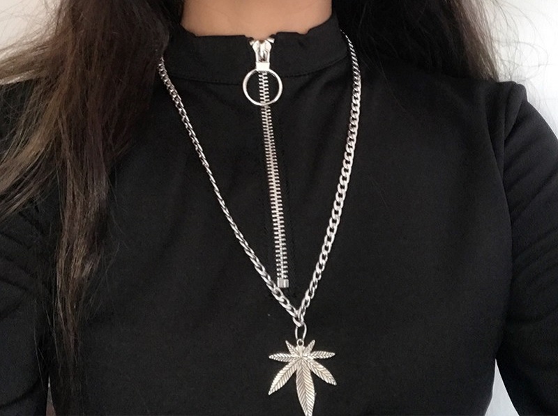 D&acirc;y chuyền c&oacute; mặt to, d&acirc;y d&agrave;i